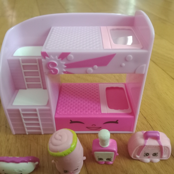 Shopkins Fashion Spree Sleepover Fun Playset - Picture 4 of 4